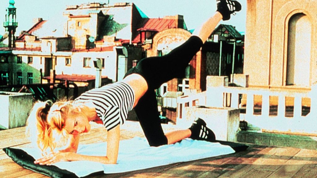  Yoga war gestern: Wer zu Hause stilvoll schwitzen möchte und sich gleichzeitig auf eine Zeitreise begeben will, sollte sich durch die Fitness-Clips der 90er-Jahre-Stars klicken. Wir haben eine schicke Auswahl an Retro-Workouts – inklusive schweißtreibender Musik. 
