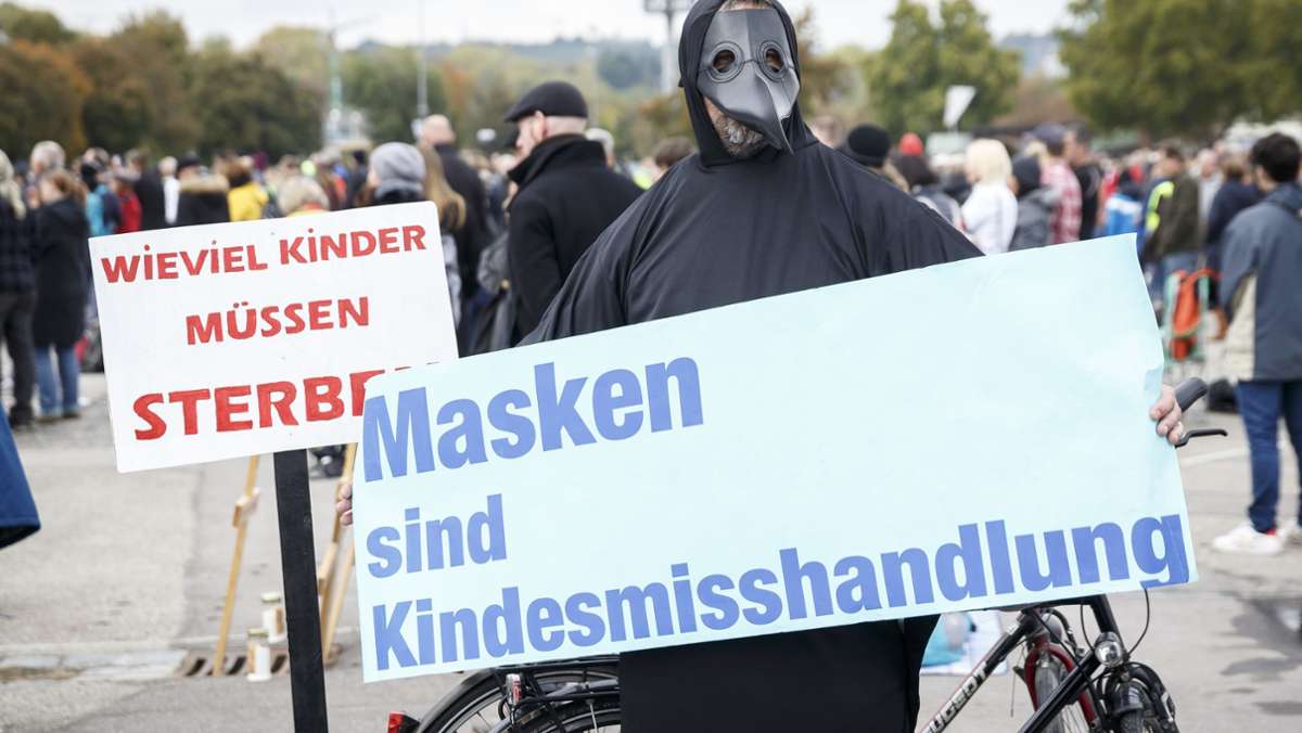 Demo am Cannstatter Wasen: „Querdenken“-Redner vergleicht Maskenpflicht mit Kindesmisshandlung