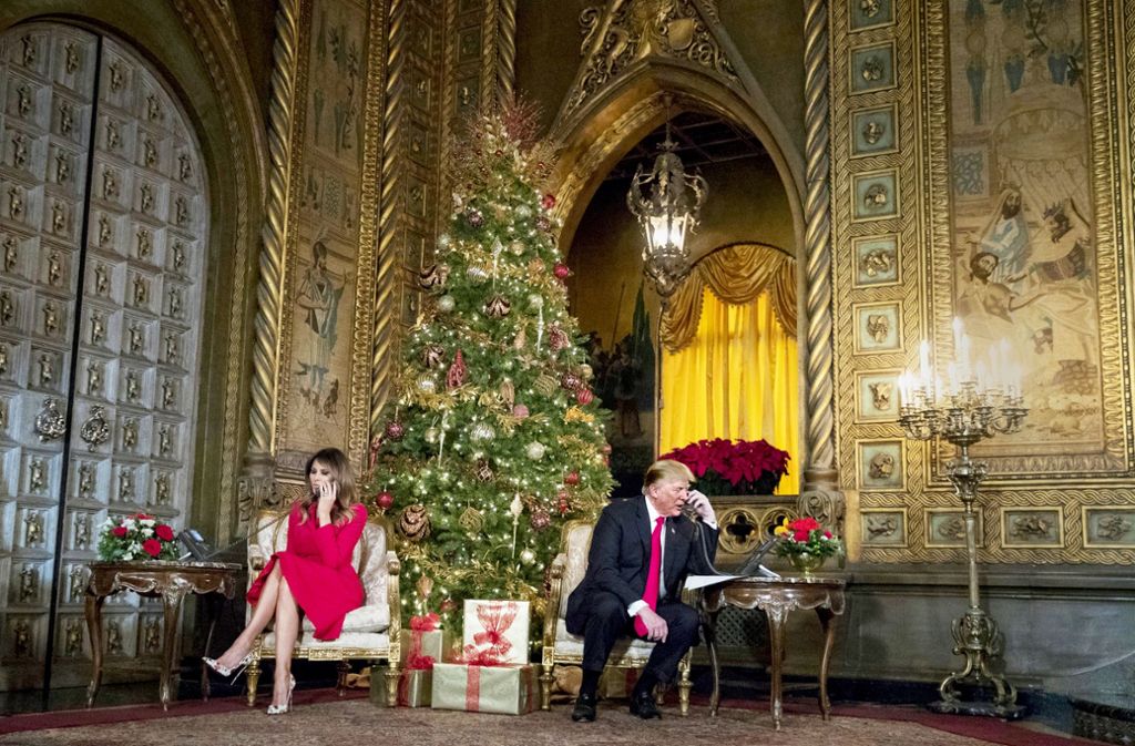 Donald Trump und seine Ehefrau Melania Trump verbringen das Jahresende in ihrem Club  Mar-a-Lago in Palm Beach. Hier telefonieren sie am Weihnachtsabend mit amerikanischen Kindern. Foto: AP