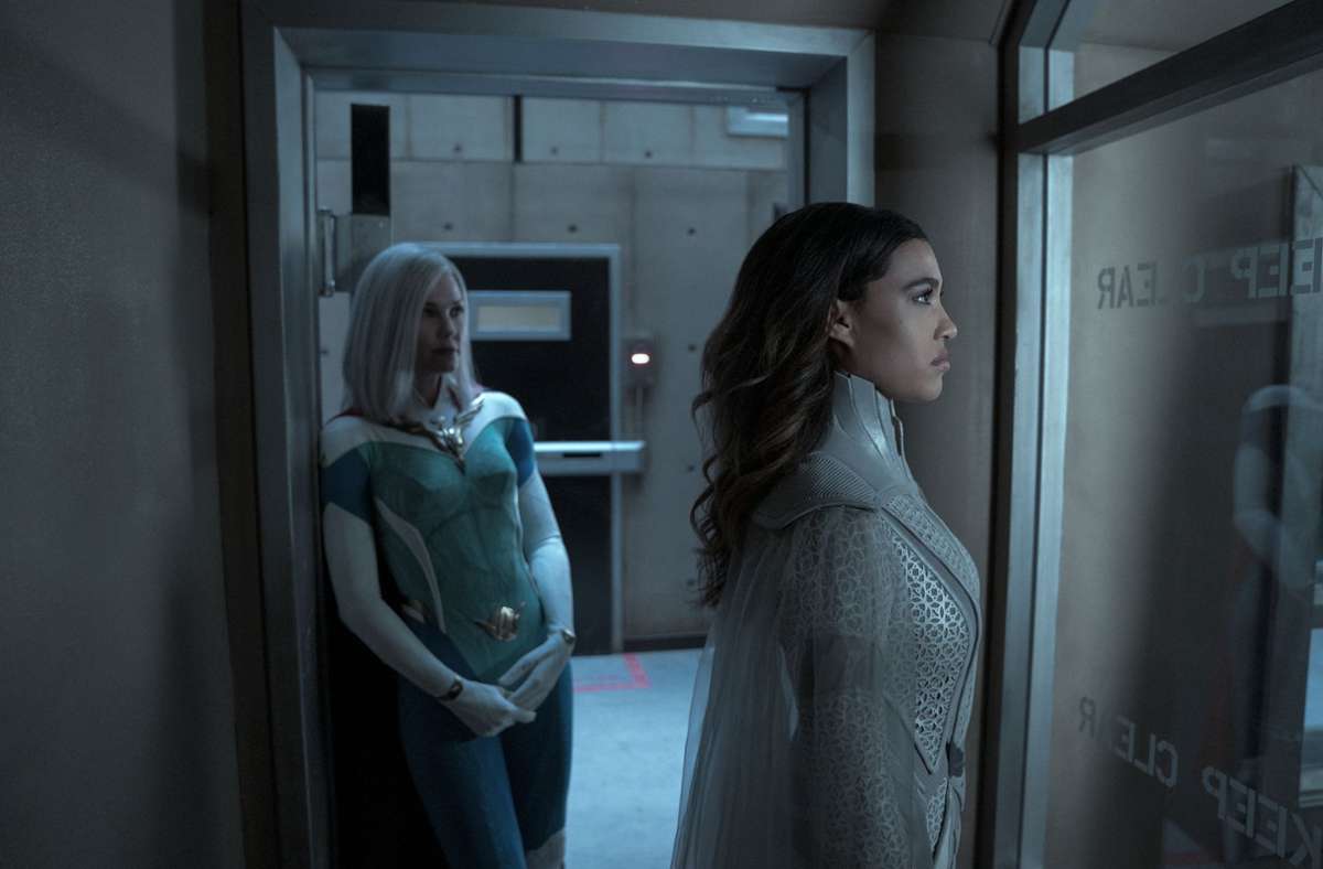 Leslie Bibb (links) als Grace Sampson und Kara Royster als Ghostbeam. Erste Eindrücke aus der ersten Staffel der Netflix-Serie „Jupiter’s Legacy“