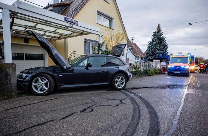 Unfall in Steinheim an der Murr: Mit Auto gegen Pfeiler geprallt – 64-Jähriger stirbt
