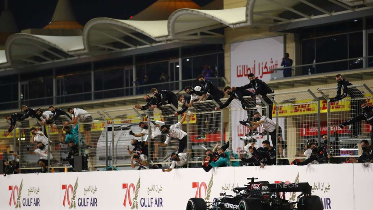 Feuer-Unfall schockt Formel 1: Lewis Hamilton gewinnt im Wüsten-Chaos von Bahrain