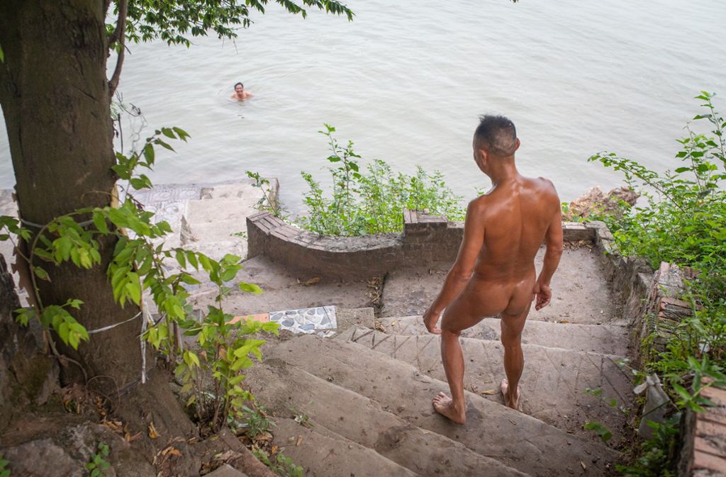 Steintreppen führen hinab zu einer Einstiegsstelle in den Roten Fluss. Hier baden die Männer jeden Tag.