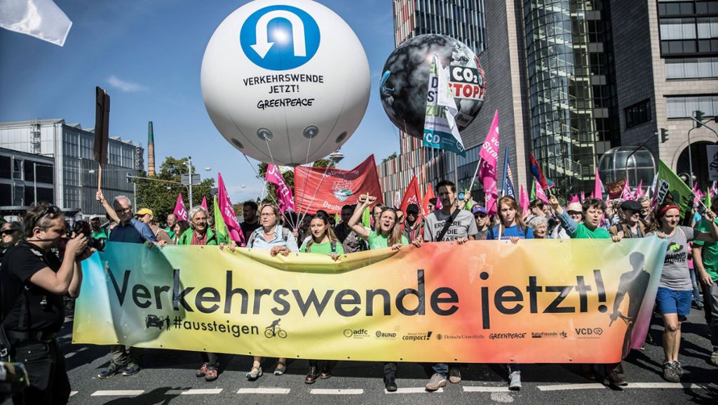 Automobilausstellung in Frankfurt: Mehrere hundert Menschen blockieren Haupteingang vonIAA