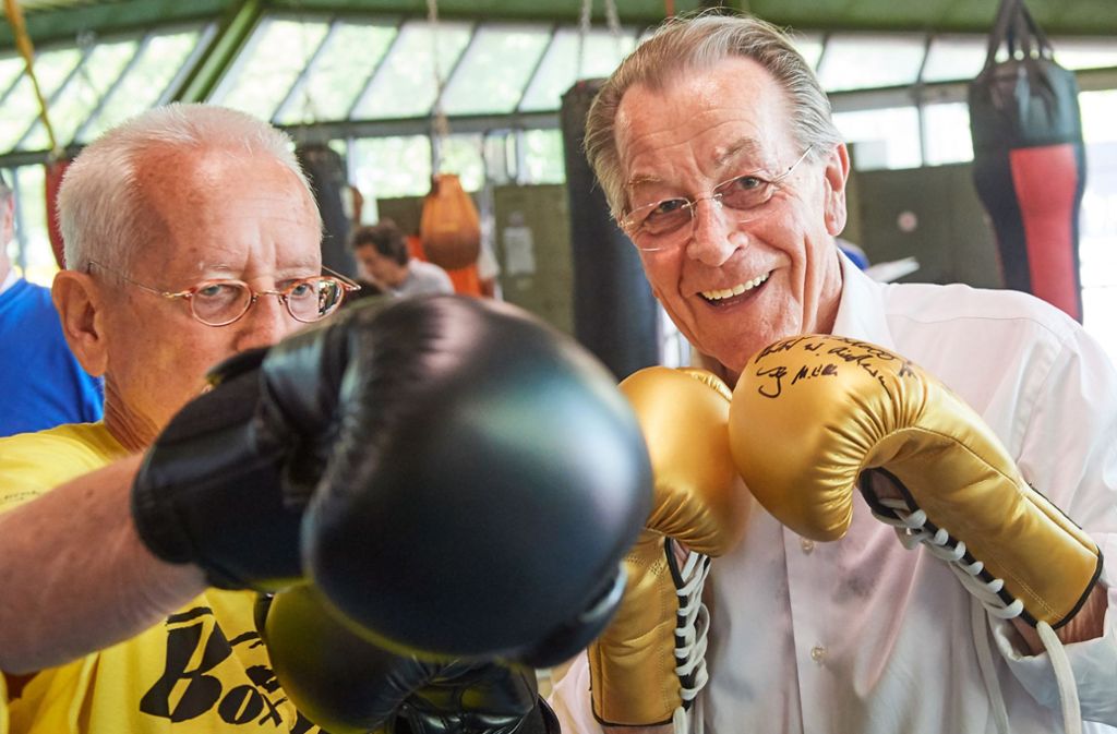 Der Dortmunder Seniorenboxer Manfred Withöft (links) und Ex-Arbeitsminister Franz Müntefering machen schlagkräftig Werbung für den Seniorentag. Foto: dpa