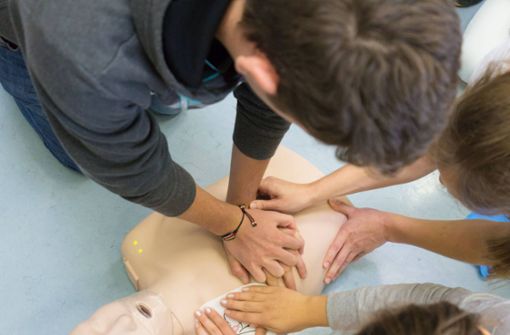 Wenn es nach dem Deutschen Roten Kreuz geht, sollen alle Schülerinnen und Schüler in Deutschland lernen, wie man einen Menschen mit einer Herzdruckmassage wiederbelebt (Symbolbild). Foto: imago images/YAY Images