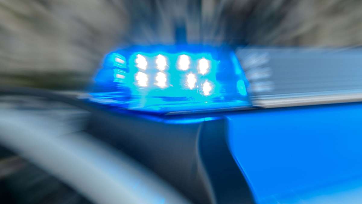 Polizei bittet um Hinweise: Unfall nach Überholmanöver auf der B 464 bei Holzgerlingen