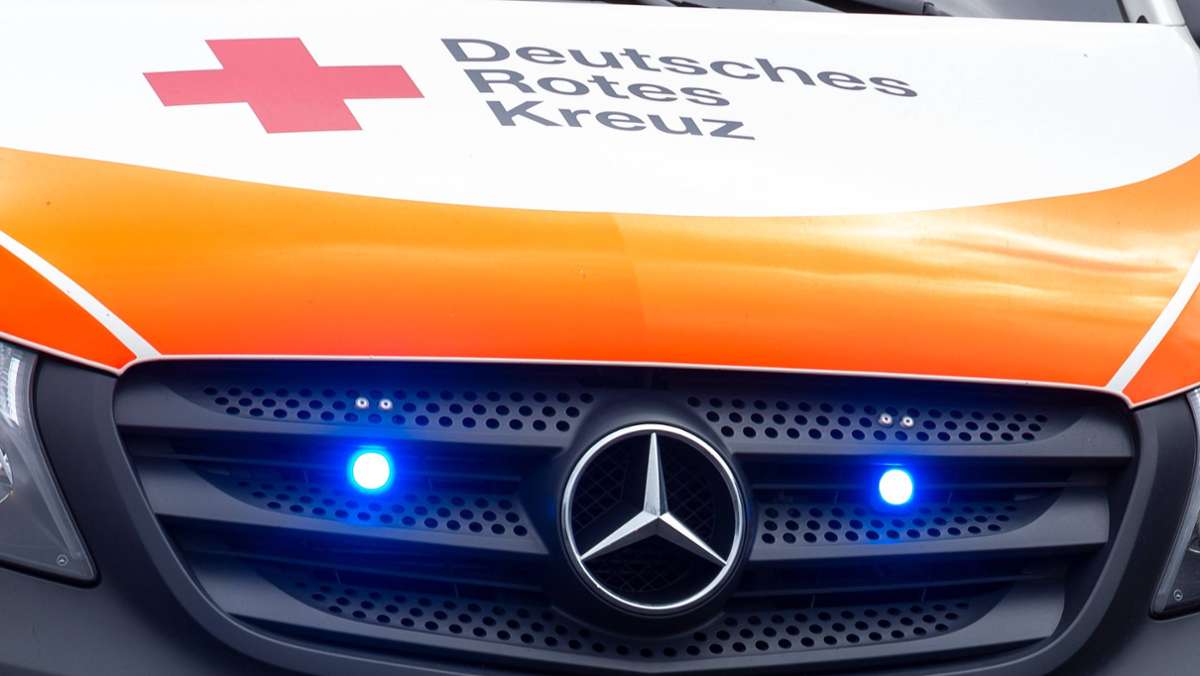 Ein 31-Jähriger wollte in Esslingen an einem Bus vorbeifahren und hat dabei eine 62-jährige Frau angefahren, die hinter dem Bus die Fahrbahn überqueren wollte. Die Frau wurde bei dem Unfall leicht verletzt. 