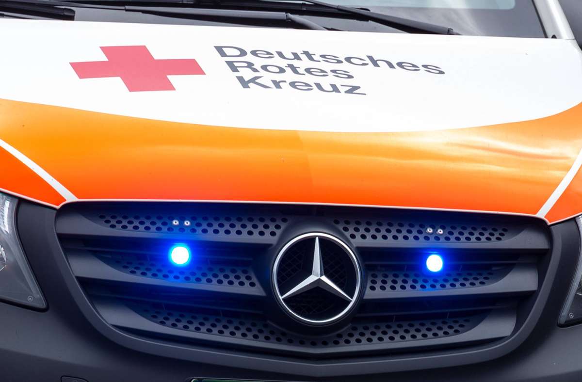 Die 62-jährige Frau, die in Esslingen angefahren wurde, musste per Rettungsdienst ins Krankenhaus gebracht werden (Symbolfoto) Foto: imago images/Fotostand/Gelhot via www.imago-images.de