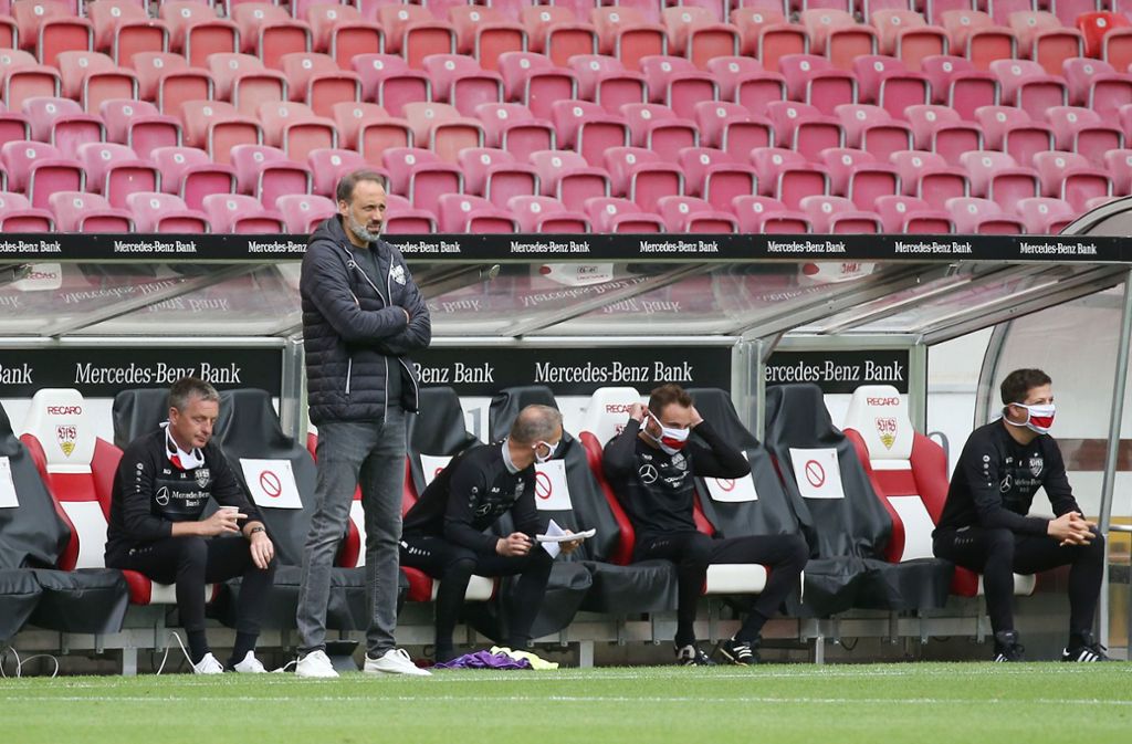 VfB-Trainer Matarazzo sah in den ersten Minuten Angriffe der Gäste, aber auch eine dicke Chance von Al Ghaddioui.