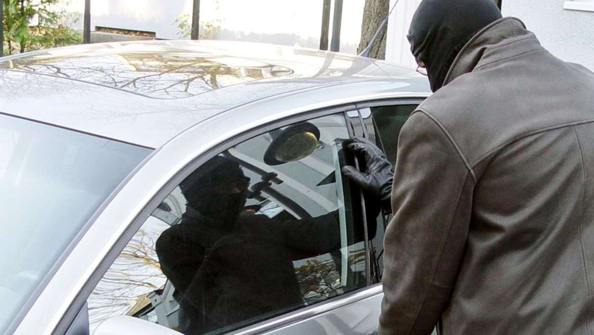 Fahrzeugdiebstahl in Nürtingen: Schwarzer Mercedes von Autohausgelände gestohlen