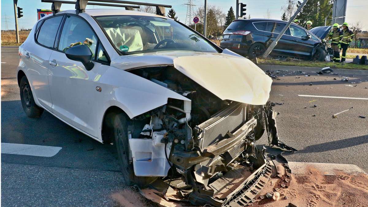 Unfall bei Ludwigsburg: Rote Ampel übersehen? Zwei Verletzte