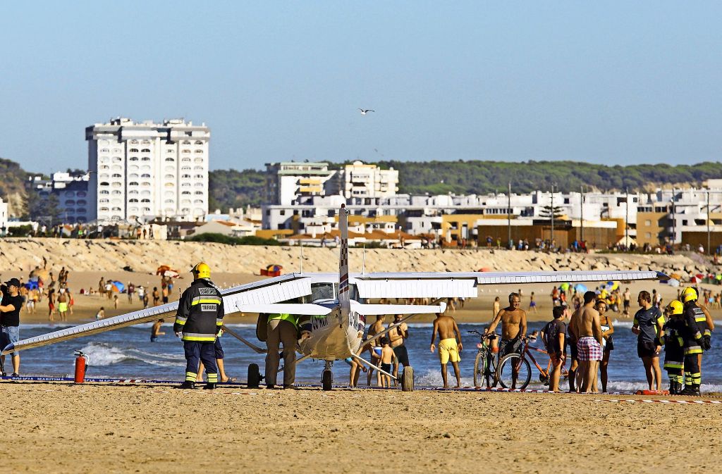 Hunderte Badegäste genießen Strand und Sonne in der Nähe von Lissabon. Bis mitten unter ihnen eine Cessna 152 notlandet und dabei zwei Menschen tötet. Foto: AP