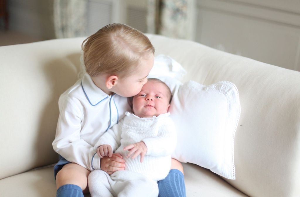Brüderchen und Schwesterchen – von Mama Kate fotografiert: Prinz George (damals 22 Monate alt) gibt Charlotte ein Küsschen.