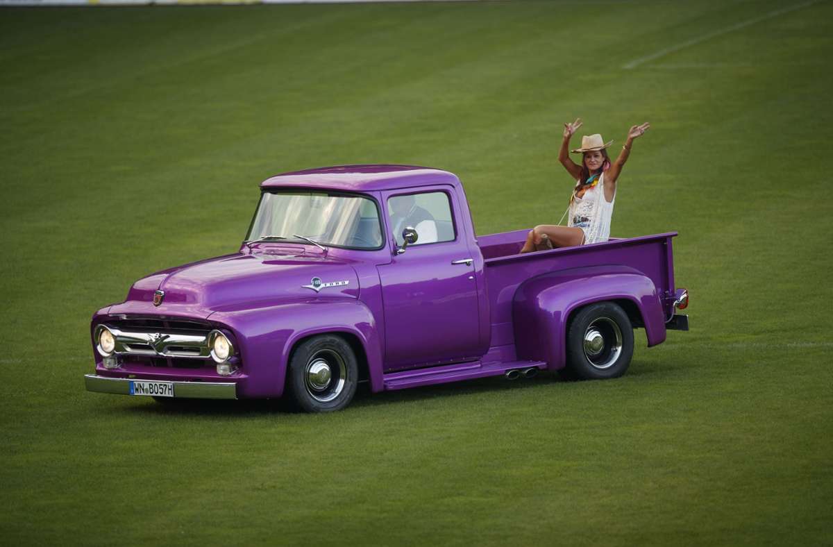 Die Schlagerkönigin kam auf einem Oldtimer-Ford-Pickup ins Stadion eingefahren.