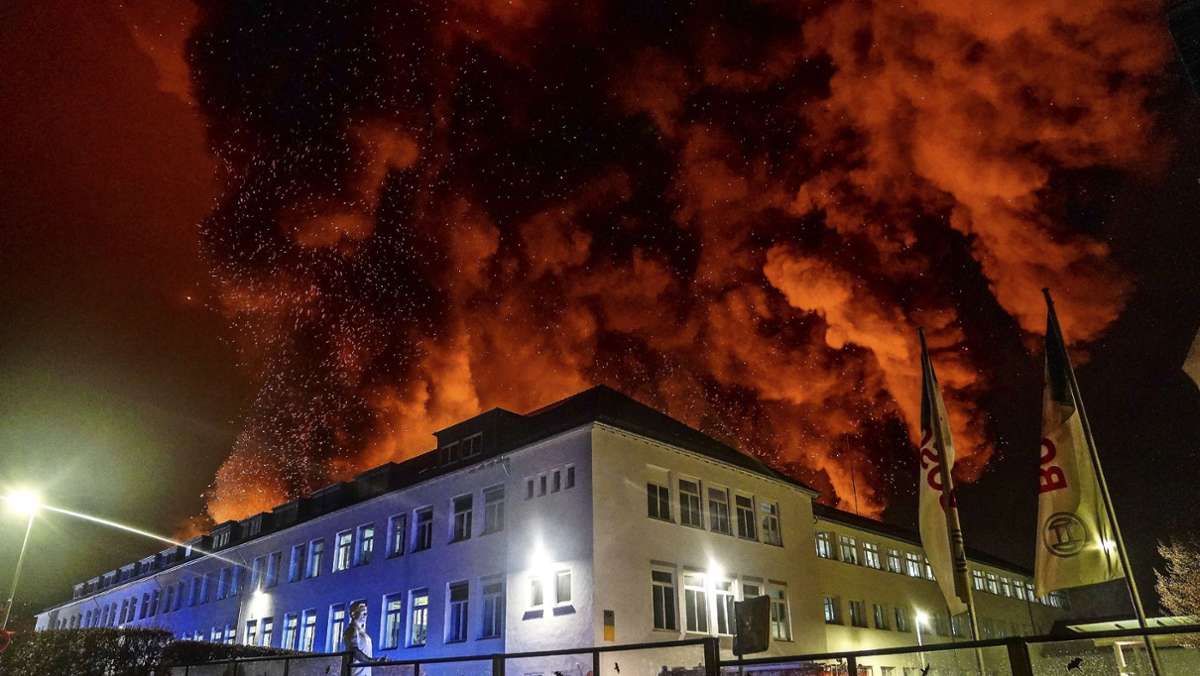 Feuersbrunst bei Bosch: Wernau während Löscharbeiten im Ausnahmezustand