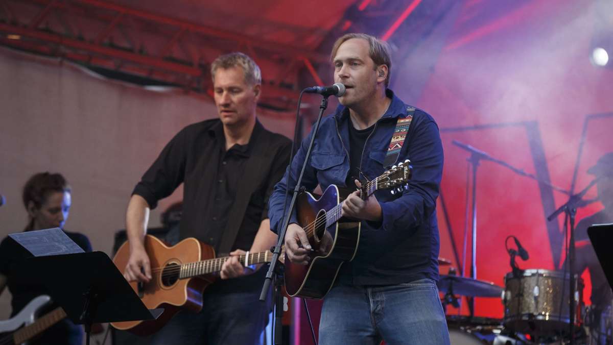  Die Indierock-Legenden Wiebusch, Bosse und Uhlmann haben in familiärer Atmosphäre ihren Tourauftakt auf der Freilichtbühne Killesberg gefeiert. 