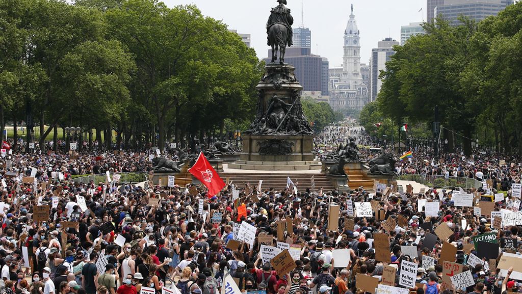 Massenproteste in den USA: Zehntausende Menschen demonstrieren gegen Rassismus