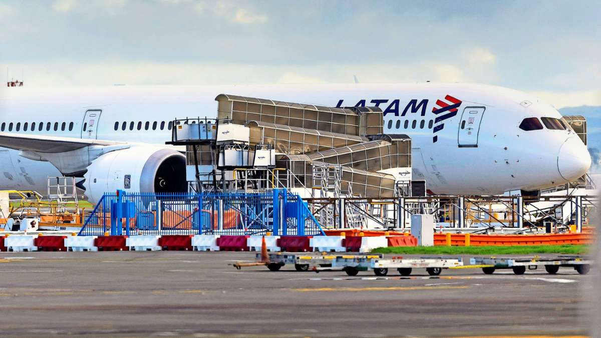 Zwischenfall bei Boeing-Flug: Fluggäste hängen plötzlich an der Decke