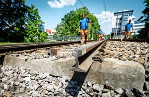 Alles muss raus: In Degerloch werden Schienen und Schotter erneuert. Foto: Lichtgut/Julian Rettig