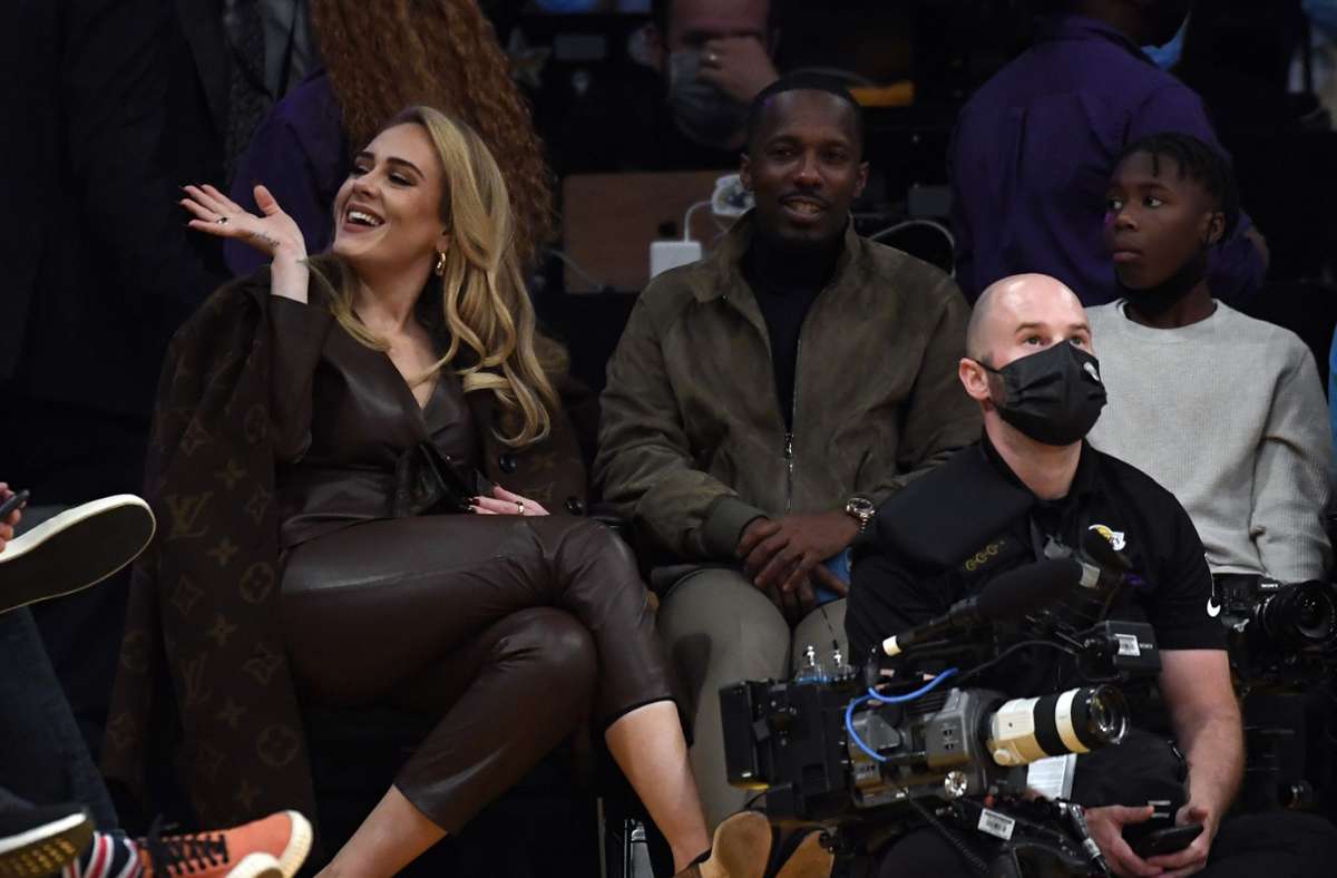 Gut gelaunt: Adele und ihr Freund Rich Paul bei einem Basketballspiel der Los Angeles Lakers. Foto: AFP/KEVORK DJANSEZIAN