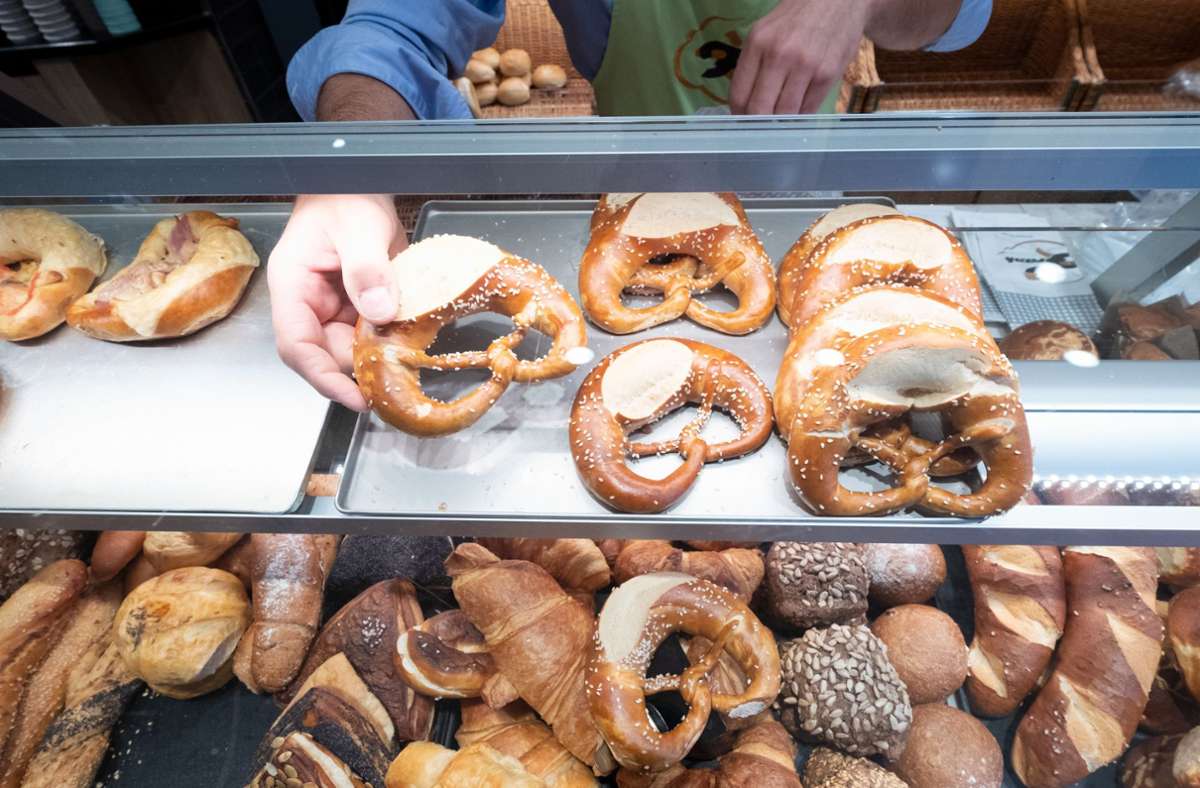 Wegen fehlender Umsätze durch die Corona-Krise muss auch die Bäckerei Sternenbäck mit Sitz in Hechingen (Zollernalbkreis) bis zum Jahresende 45 Filialen schließen – darunter allein sieben in Stuttgart. 220 Mitarbeiter sollen insgesamt betroffen sein.