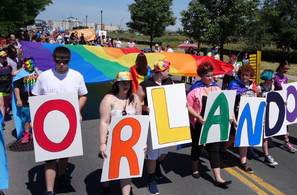 Bei einer Schwuleparade in New York , bei der tausende Menschen teilnahmen, war der Anschlag auch ein großes Thema.