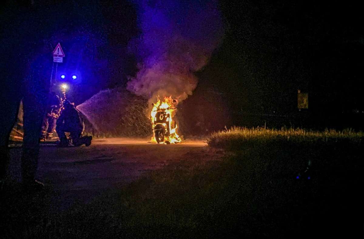 Auf einem Feldweg bei Magstadt fängt sein Zweirad dann unvermittelt Feuer