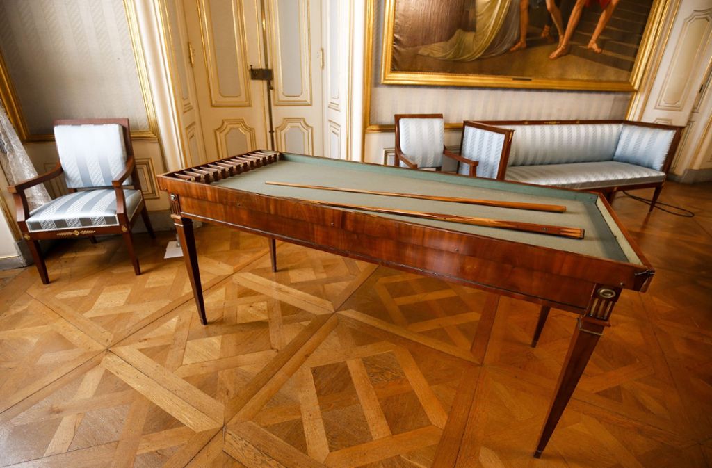 Dieser Billiardtisch aus Mahagoni-Holz befand sich im Vorzimmer im Erdgeschoss des Mitteltrakts des Neuen Schlosses. Er wird auf die Zeit um 1810 datiert.