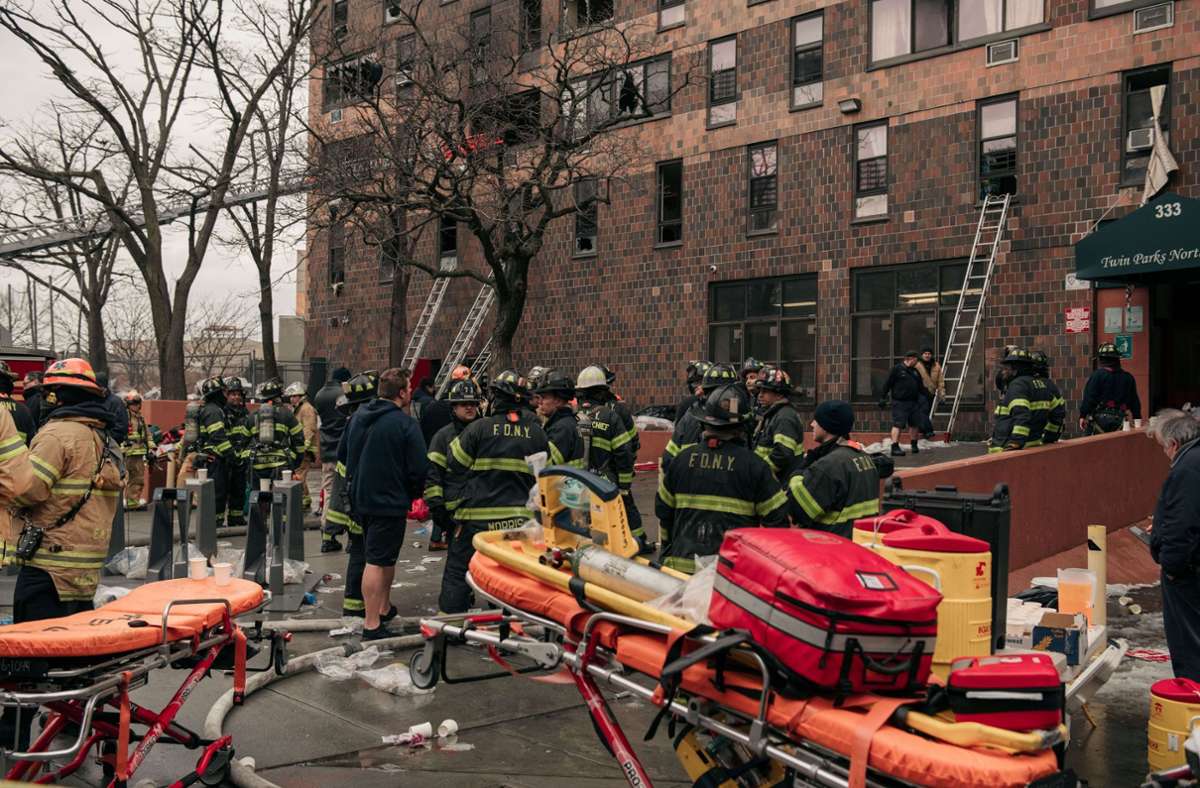 Mindestens 19 Menschen starben bei dem Feuer in New York. Foto: AFP/Scott Heins