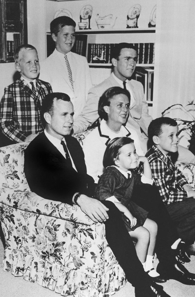... kümmerte sie sich um die Familie: Barbara und George Bush hatten sechs Kinder, von denen eines im Alter von drei Jahren starb.