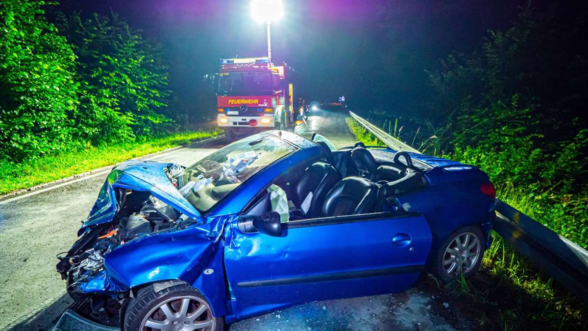  Zu zwei schweren Unfällen ist es in der Nacht zum Sonntag auf der Landstraße zwischen Leinfelden-Echterdingen (Kreis Esslingen) und Steinenbronn gekommen. Dabei wurden insgesamt zehn Personen verletzt. Die Unfälle ereigneten sich fast zeitgleich. 