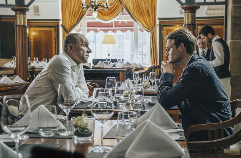 Von links: Im Restaurant erzählt Dr. Franck (Götz Schubert) Kriminalhauptkommissar Felix Voss (Fabian Hinrichs) von seiner Kollegin.