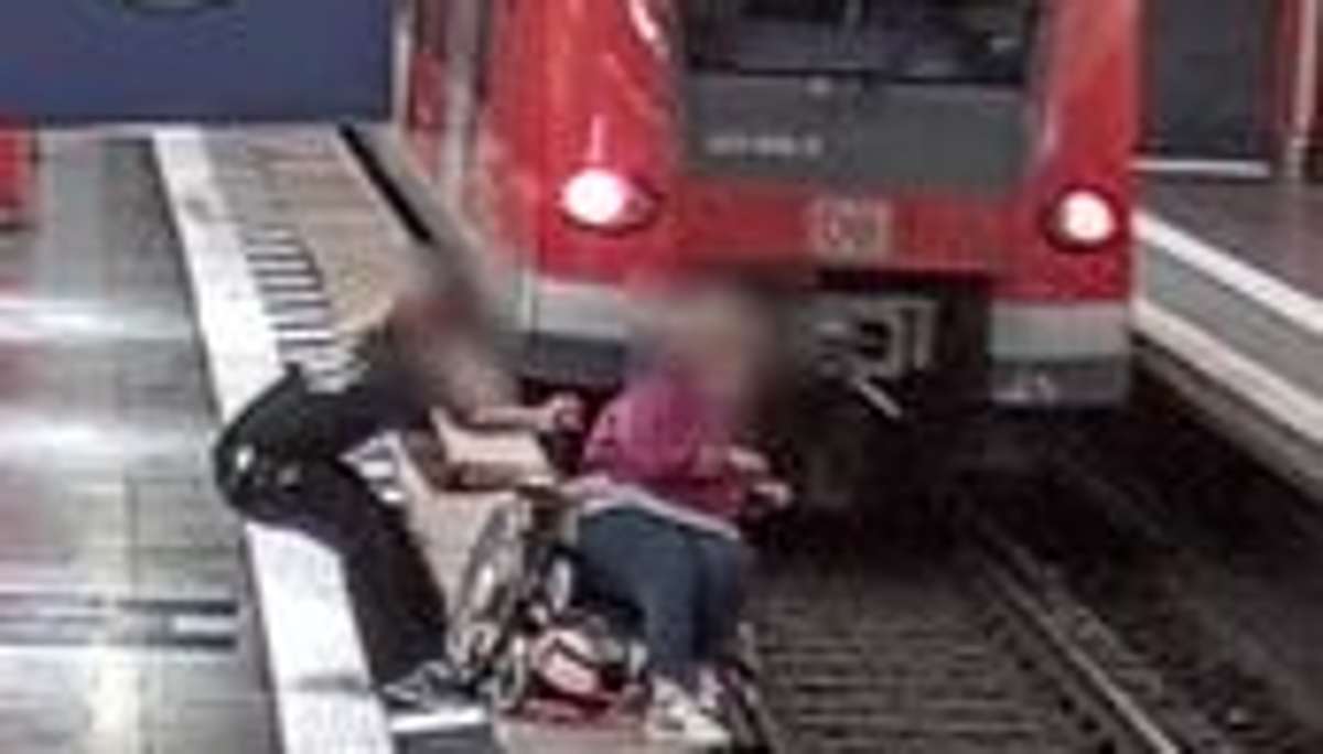Eine Rollstuhlfahrerin droht am Hauptbahnhof München ins Gleis zu stürzen. Doch aufmerksame Passanten können Schlimmeres verhindern. Besonders ein junger Baden-Württemberger reagiert schnell und handelt spontan.