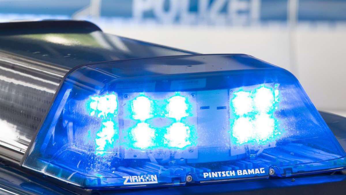 Vorfall in Ludwigsburg: Unbekannter wirft Glasflaschen und Fliesen auf Autos