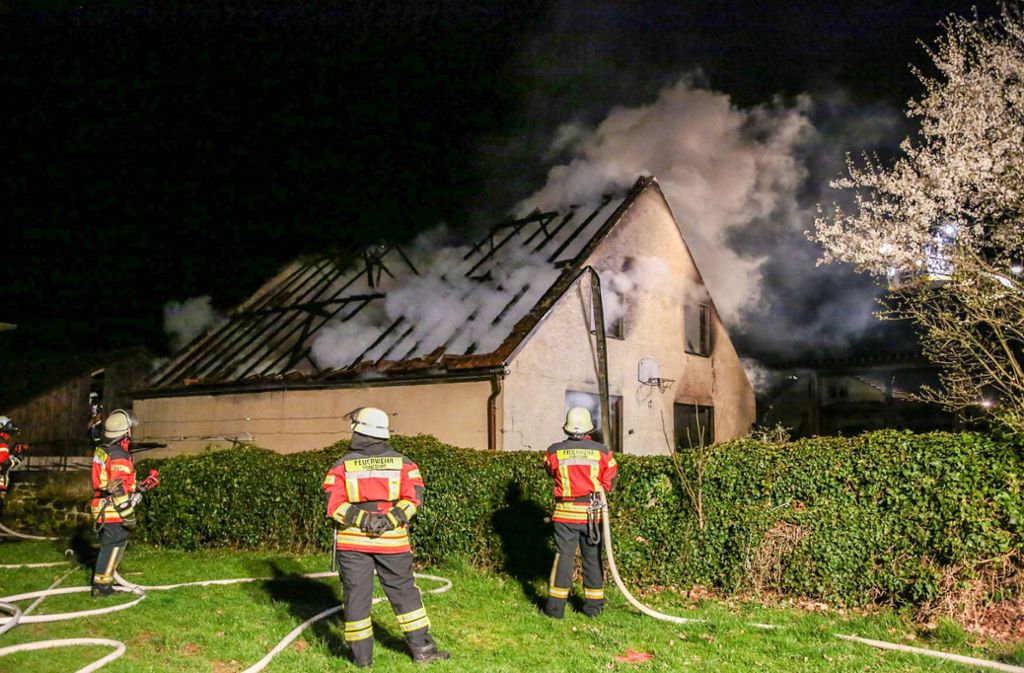 Die Feuerwehr konnte verhindern, dass die Flammen auf andere Gebäude übergreifen. Der Schaden ist hoch.