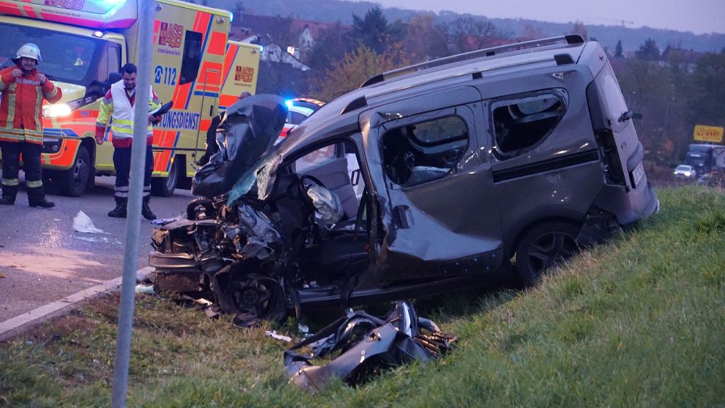 Unfall im Kreis Ludwigsburg: Dacia in Böschung geschleudert – Fahrer eingeklemmt