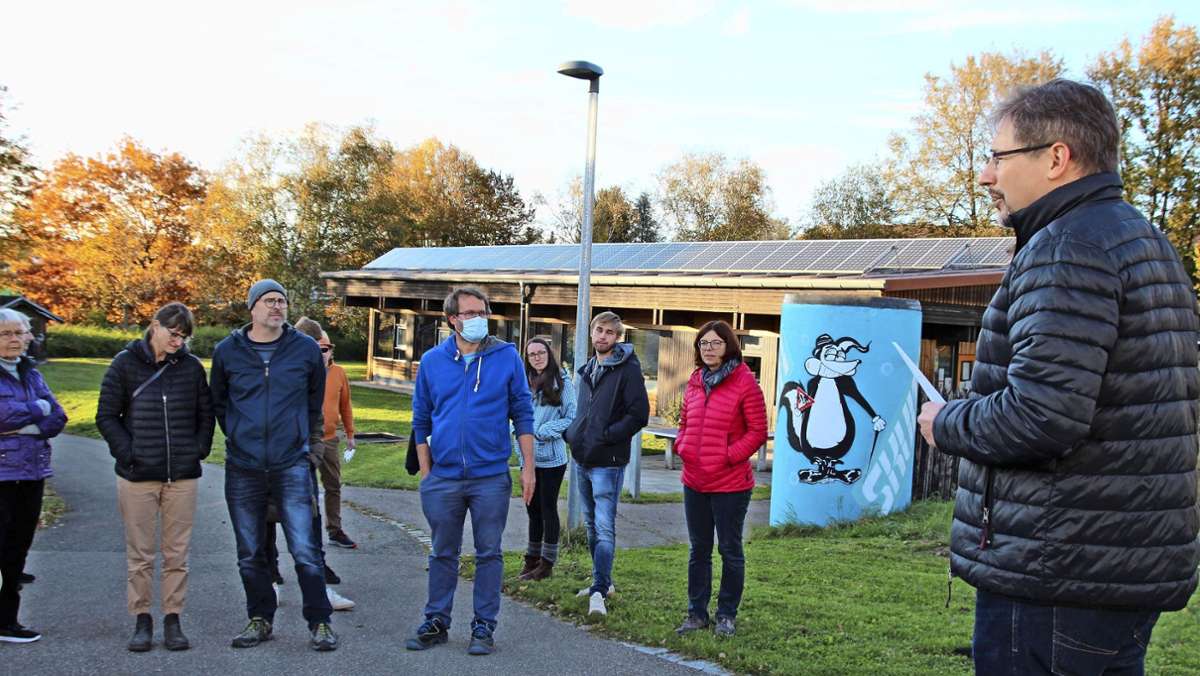  Vom Dach des Hochdorfer Rathauses fließt bereits Sonnenstrom, auch das Jugendhaus hat eine Fotovoltaikanlage. Was die Gemeinde in Zukunft tun möchte, erklärte Bürgermeister Gerhard Kuttler bei einem Klima-Spaziergang. 