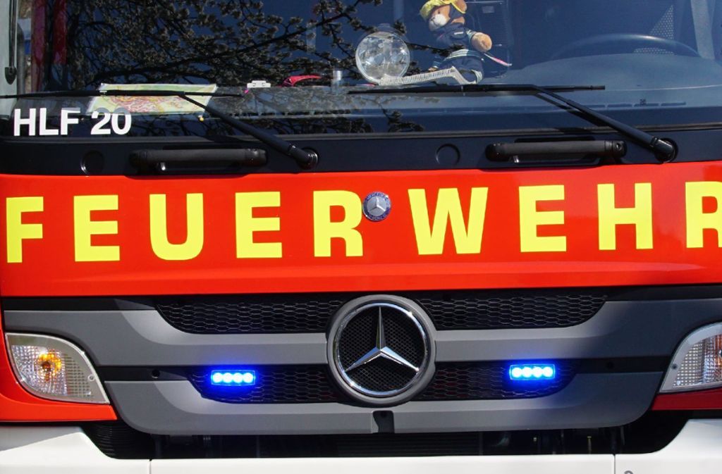 Ein Feuerwehrmann hat sich bei einem Brand im Kreis Karlsruhe verletzt (Symbolfoto) Foto: SDMG/Boehmler