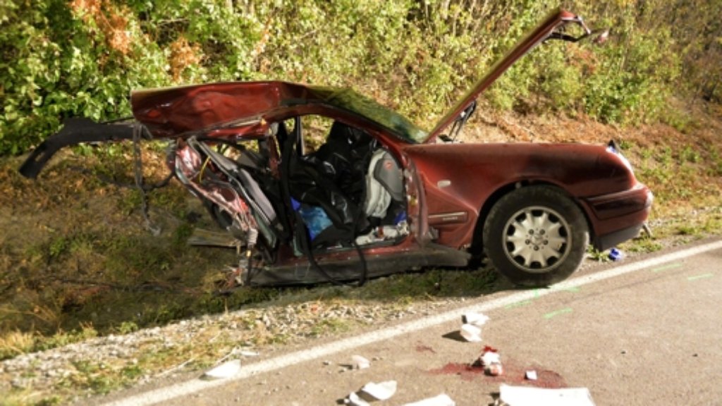 Schwerer Autounfall mit Traktor in Vellberg: Zwei Tote und vier Verletzte