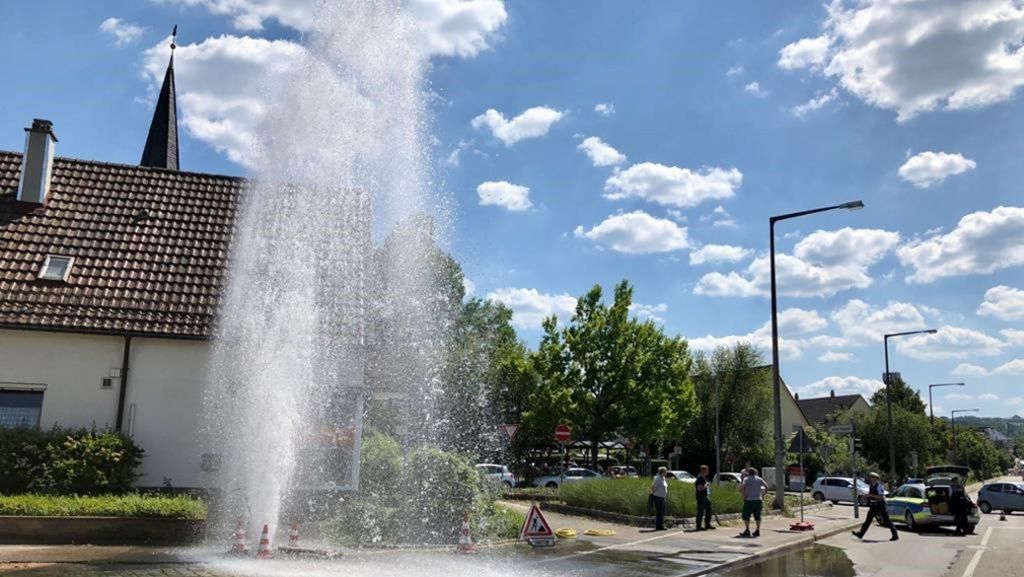 Stuttgart-Weilimdorf: Große Wasserfontäne nach Unfall mit einem Hydranten