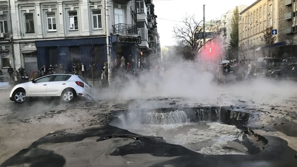 Leitung für Fernwärme gebrochen: Straße sackt ab und sorgt für Chaos in Kiew