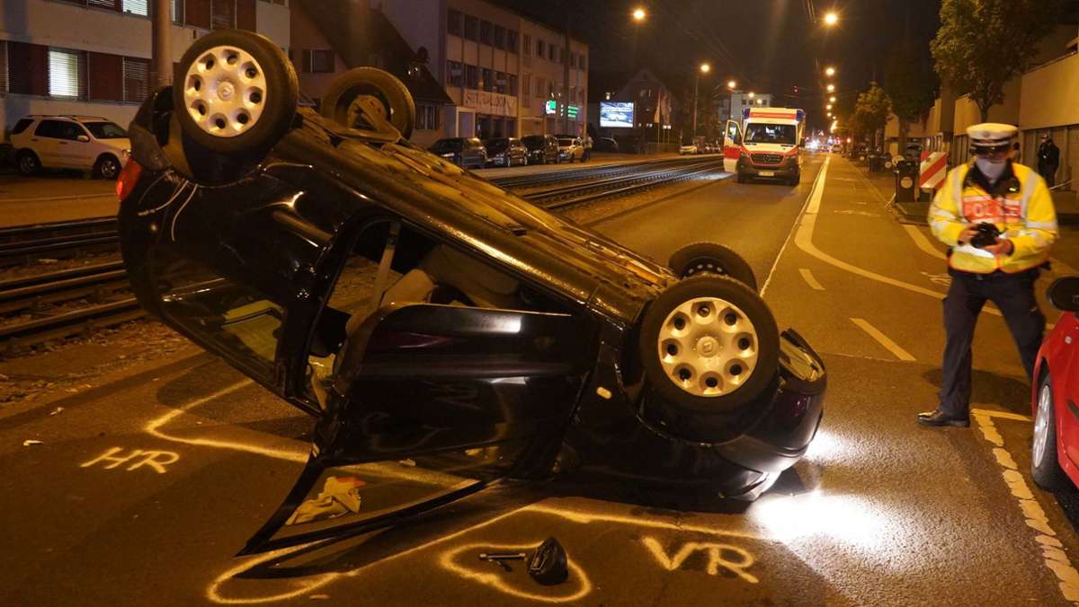 Unfall in Stuttgart-Hedelfingen: Renault landet auf dem Dach – Fahrerin aus Auto befreit