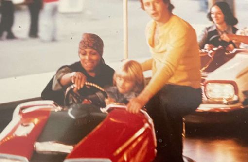Tina Turner (mit Kopftuch) im Boxauto mit Baeuerles Sohn 1976 auf dem Cannstatter Wasen. Foto: /Baeuerle