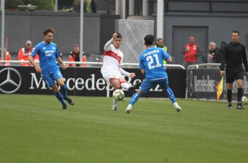 Mario Suver klärt vor zwei Hoffenheimern. Foto: FuPa Stuttgart/Lommel