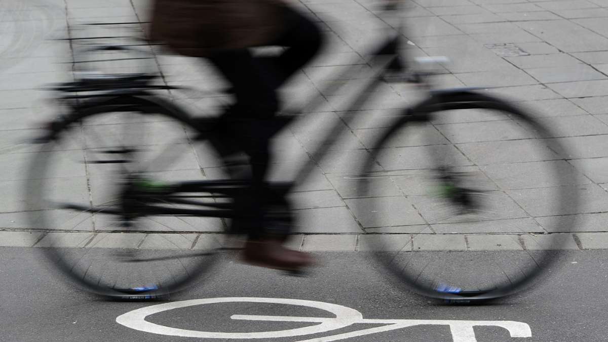 Esslingen: Auto fährt Radfahrer an