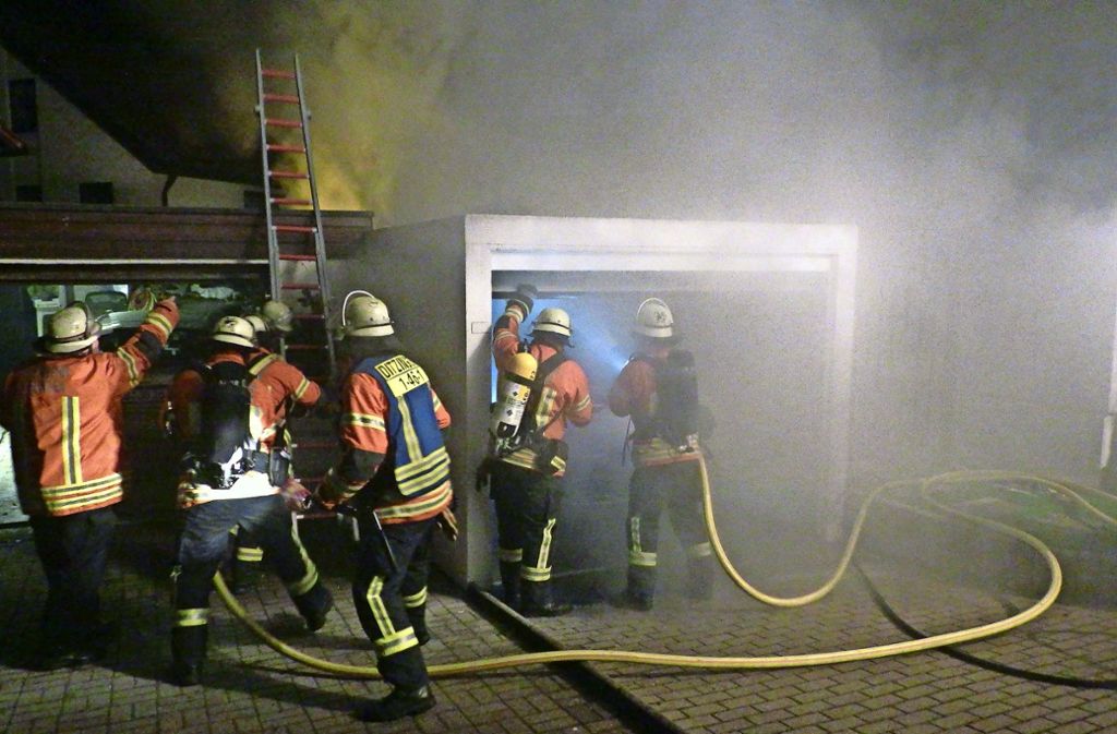 In Hirschlanden standen zwei Garagen in Flammen. Foto: Feuerwehr Ditzingen