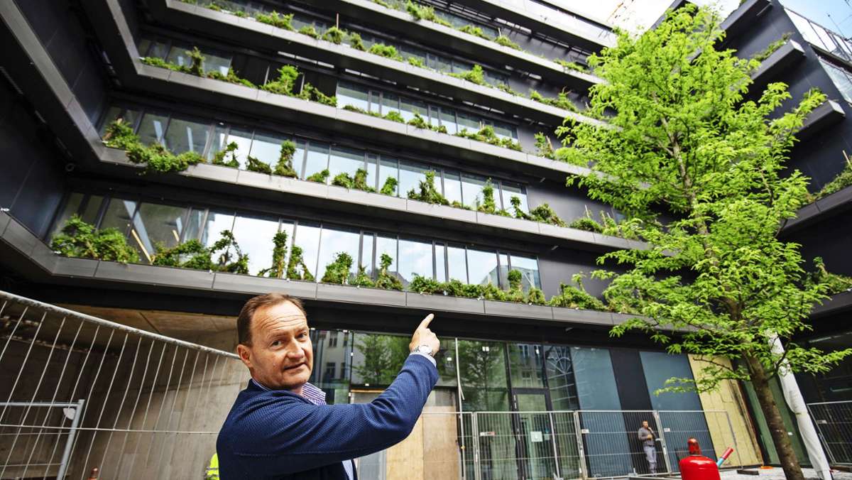 Bürogebäude an der Calwer Passage: Neuheit für Stuttgart – 11 000 Pflanzen begrünen die Fassade