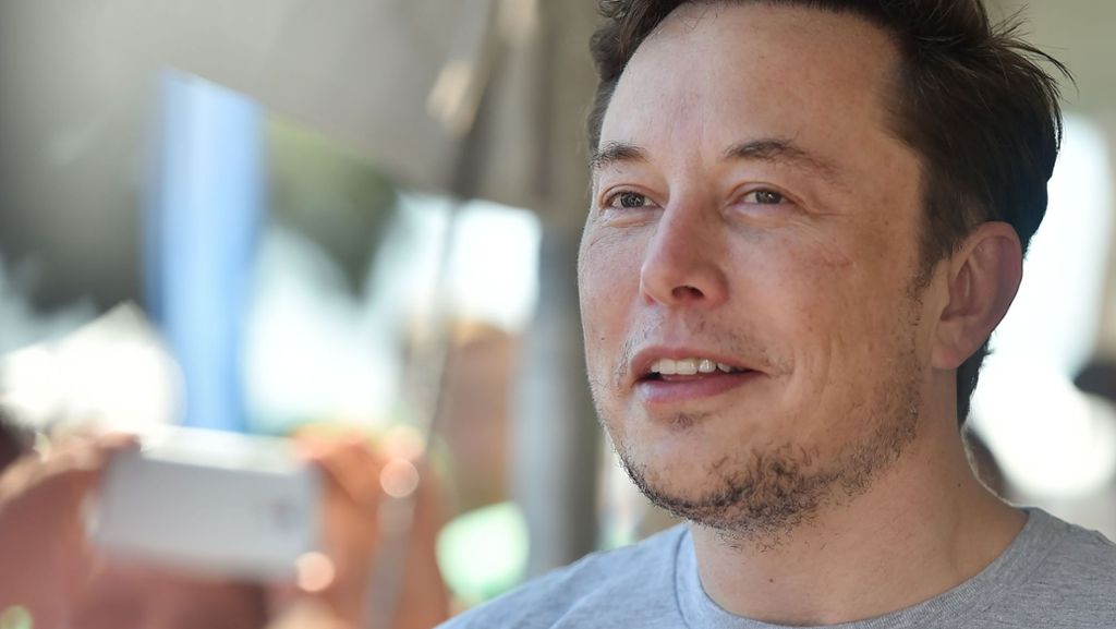 Elon Musk: Tesla-Chef raucht Gras vor laufender Kamera