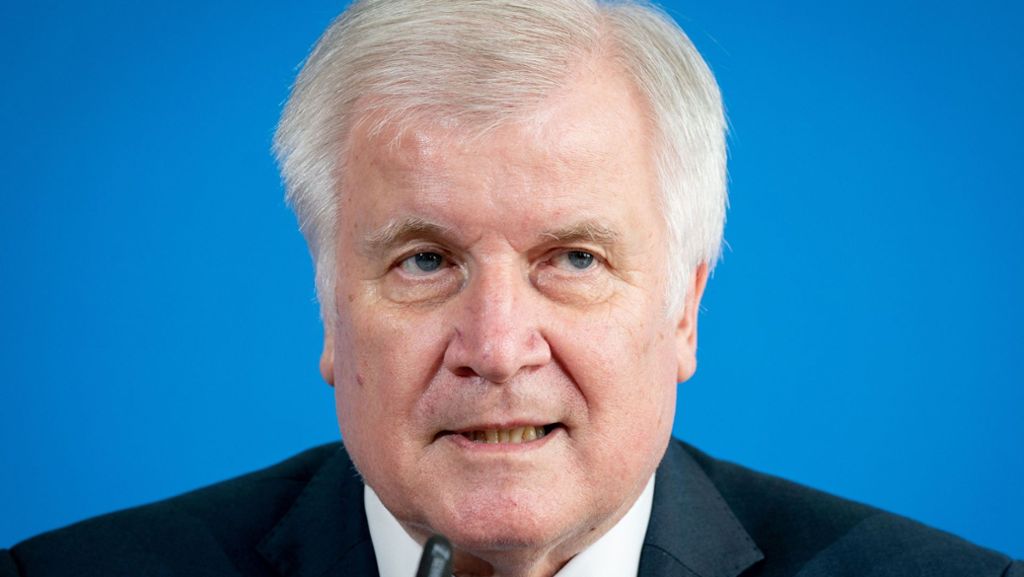 Horst Seehofer: Bundesinnenminister  will Behörden  auf Rechtsradikale überprüfen